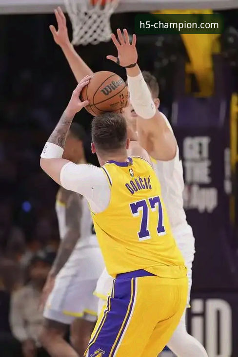 东契奇43分引领湖人进攻狂潮：一场现代篮球的数据盛宴深度解析